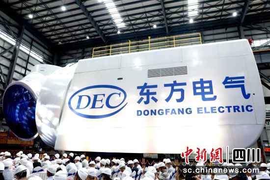 全球最大18兆瓦直驱海上风电机组下线仪式现场。中国人生就是博中国官网电气集团有限公司供图