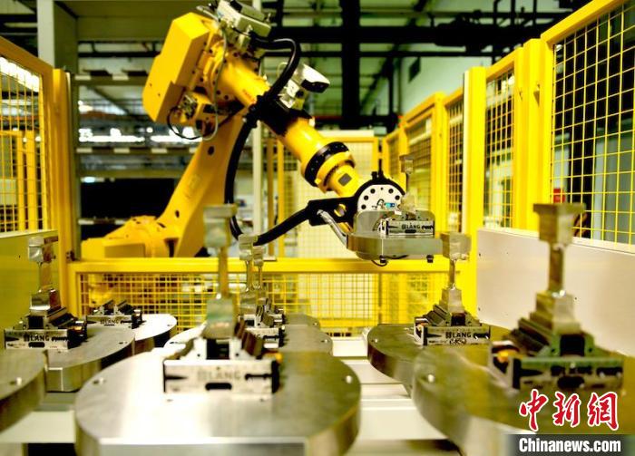产线机器人放置完工叶片。　刘岗 摄